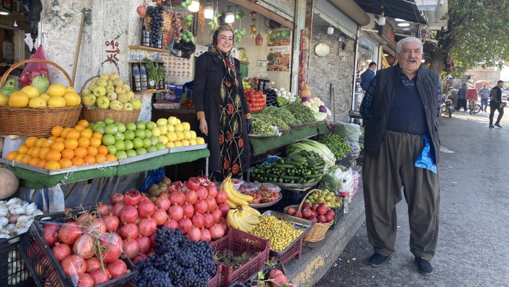 "ترزه" السيدة الوحيدة في سوق حلبجة.. تعمل مع والدها مثل الأصدقاء (صور)