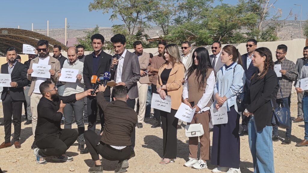 أين قوائم التعيين؟.. احتجاج وتلويح بإضراب المعلمين المتطوعين في سنجار (صور)