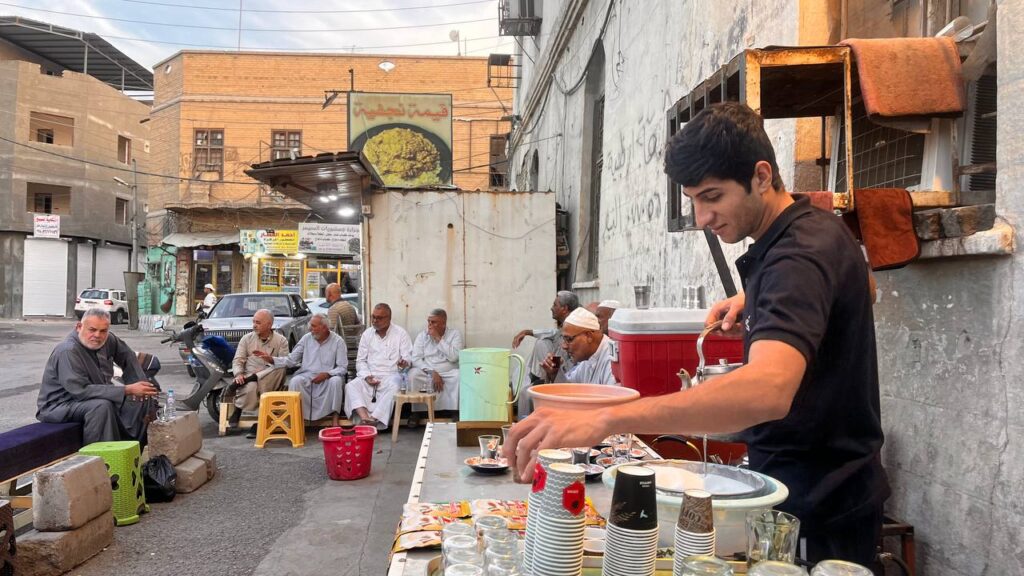 مقهى سمير يتابع "التطورات" عبر وتساب.. بعض ما يجري في "البصرة العثمانية"