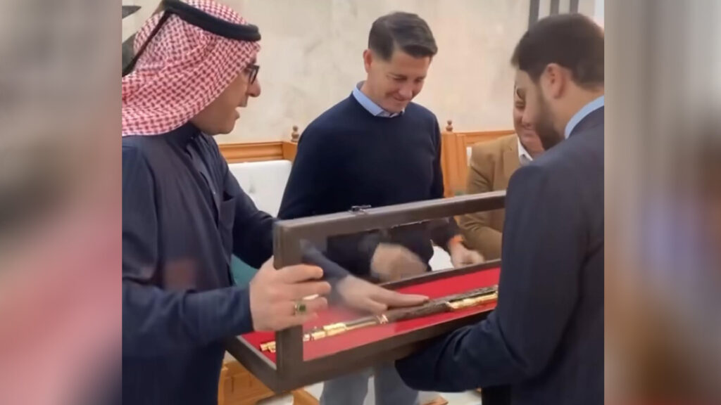 فيديو: كاساس يتسلم "برنو" مطلية بالذهب هدية من أحد شيوخ الأنبار - عاجل