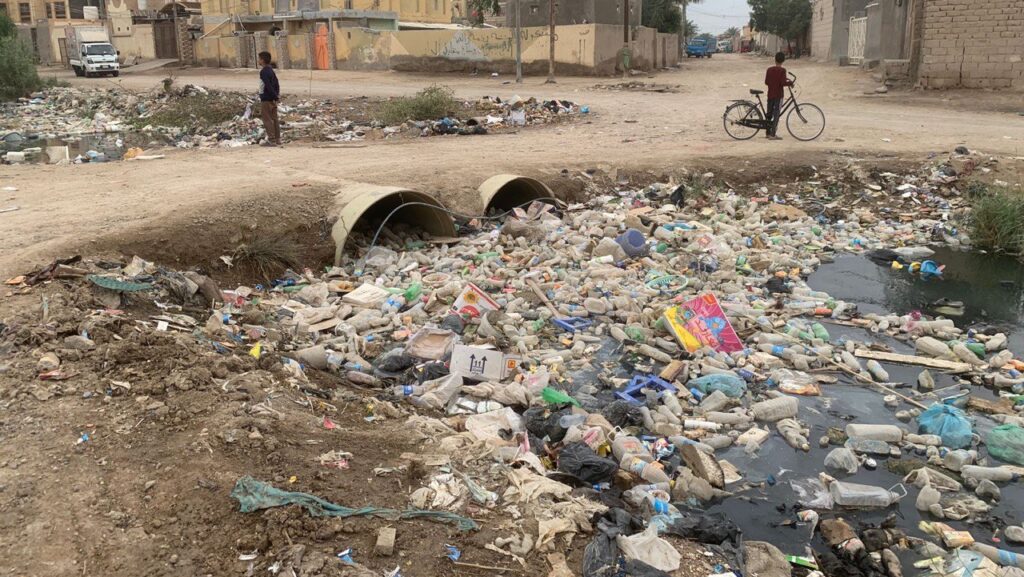 ناشط بابلي ينشر صوراً صادمة لنهر القاسم وهو "يغرق" في النفايات