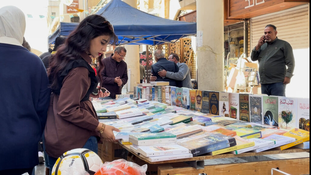 تفضيلات بغداد هذا الأسبوع: لماذا يتباهى الناس بالجهل؟ جولة في المتنبي