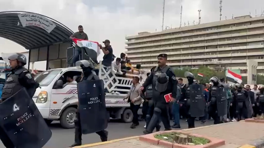 فيديو: موظفو أمانة بغداد لم يستسلموا.. احتجاج جديد يطالب بسلم رواتب عادل