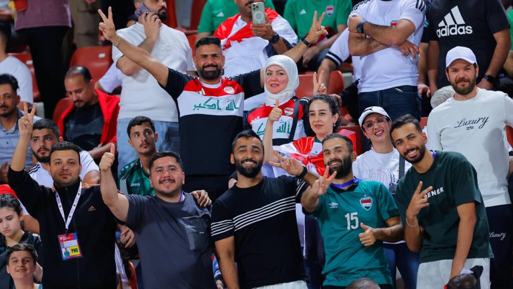 صور من ملعب السلطان قابوس.. وصول لاعبي المنتخب العراقي والجماهير تهتف بالفوز