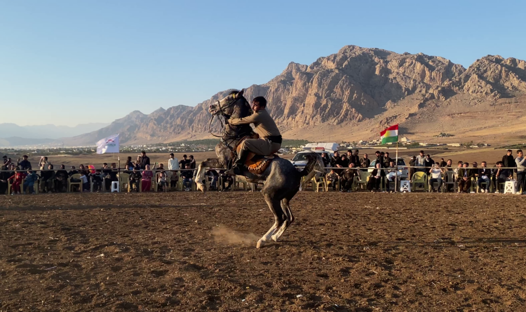 فرس وكرد وعرب ونساء على ظهور الخيل بين جبال رانية (فيديو)