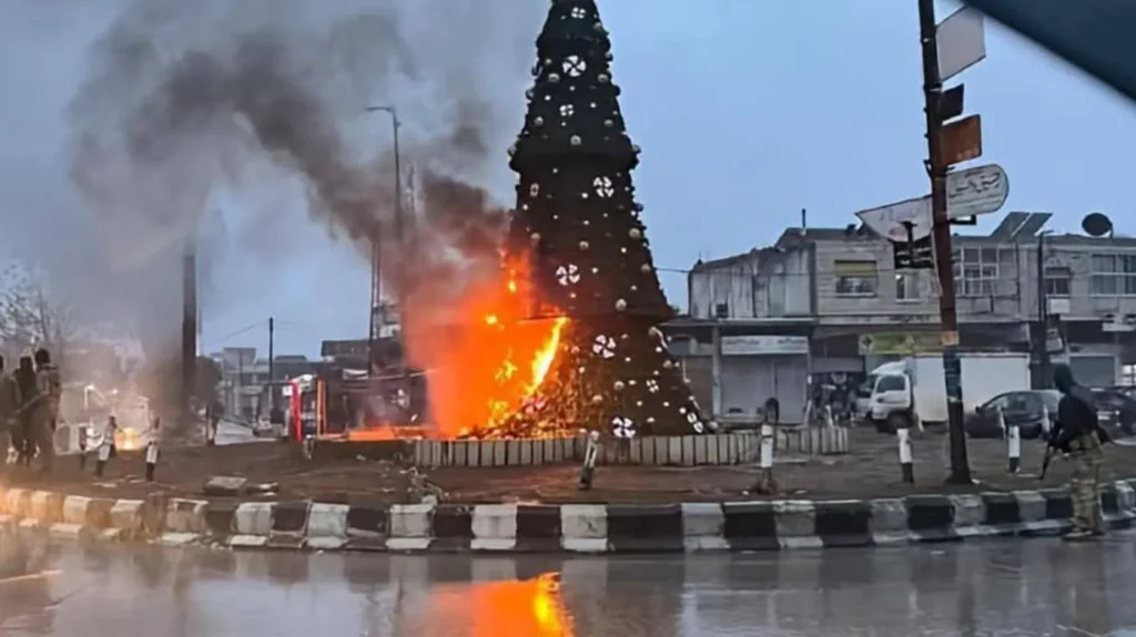 فيديو: مسلحو سوريا حرقوا شجرة الميلاد في مدينة مسيحية