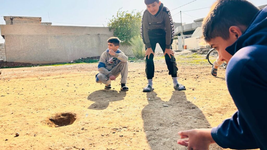 "غولف" العراقيين في صباحات الشتاء.. الأطفال فحصوا الأرض وحفروا "النگر" - عاجل