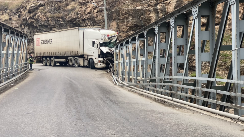 فيديو: شاحنة تدمر جسر "كلي علي بك".. بيخال تطلب النجدة من أربيل