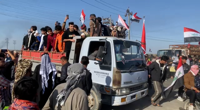 معتصمو شمال البصرة ينقلون خيم الاعتصام إلى حقل غرب القرنة1 (فيديو)