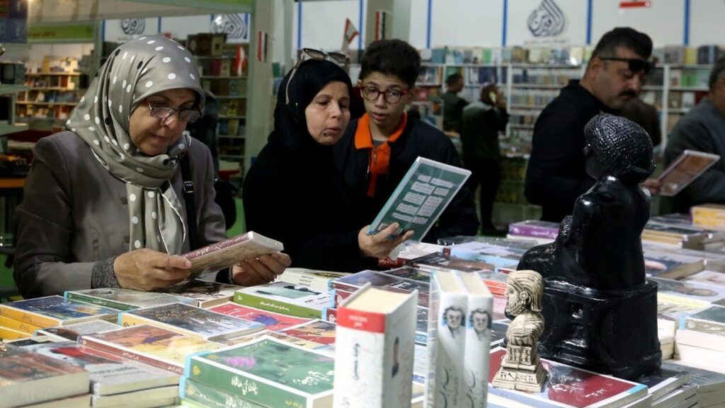 جولة لطلبة المدارس.. صور من اليوم الرابع لمعرض بغداد الدولي للكتاب