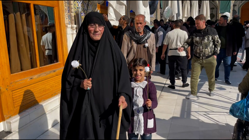 المحبون يغمرون ضريح إمامهم بالورد.. مشاهد من النجف في مولد الأمير