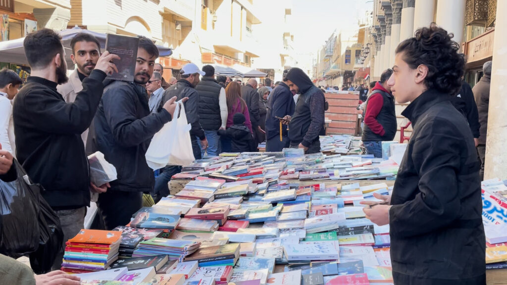 فيديو: "موعد في بغداد" و48 قاعدة ماكرة.. العام الجديد لقراء المتنبي