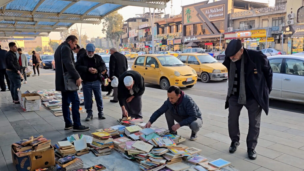 فيديو: الشرقاط تتدخل لإنقاذ "رصيف الموصل" بكتب الفلسفة و"الخبز الحافي"