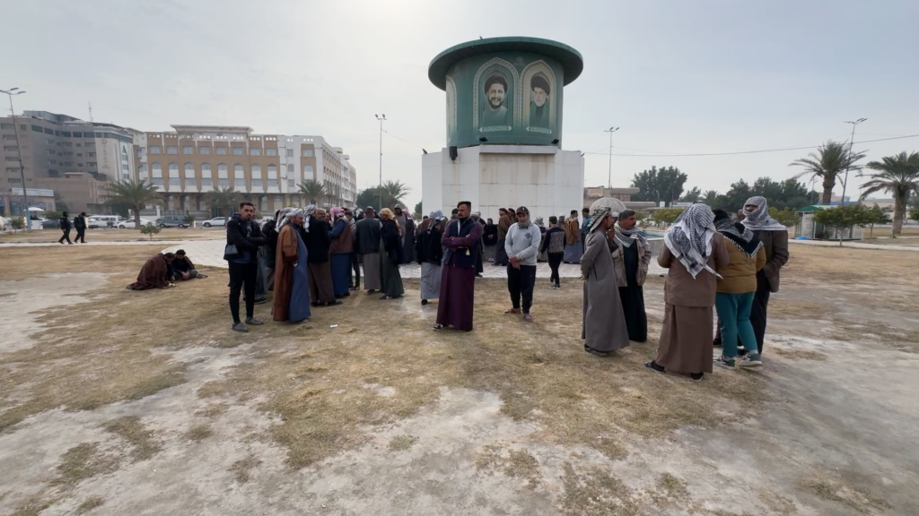 باعة ماء الورد يتهمون "الدفّانة" بالتحريض لإخراجهم من مقبرة وادي السلام (صور)