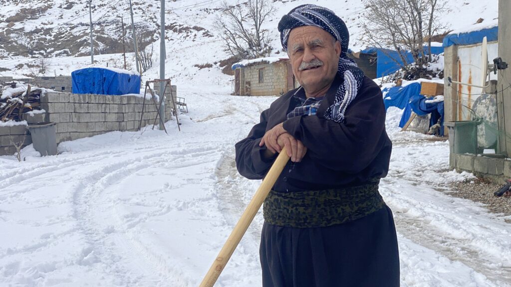 "عشت 71 عاماً ولم أشعر بهذا البرد".. الثلوج تتراكم أكثر بين العراق وإيران! - عاجل