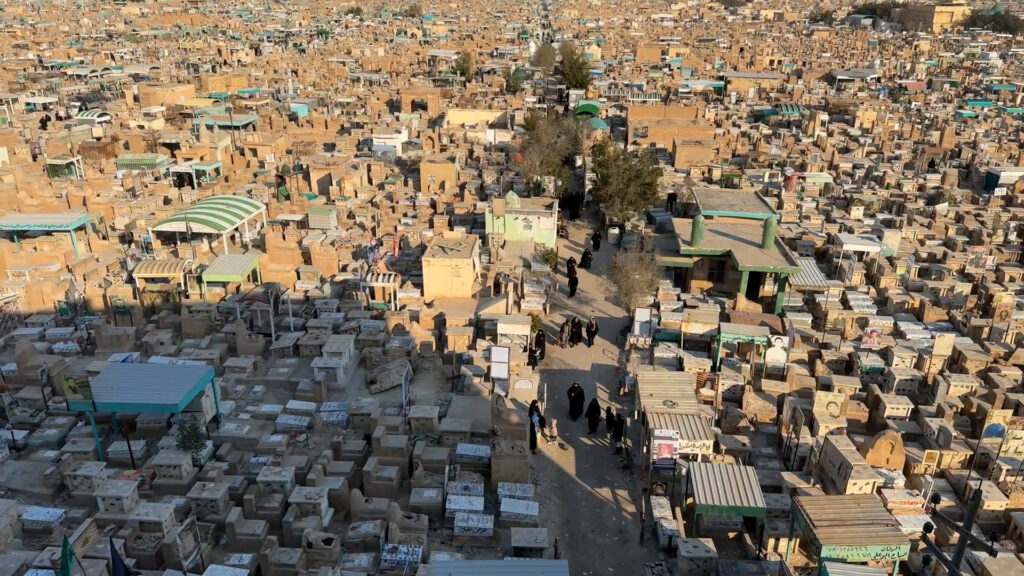 كاميرات لكشف ما يحصل في مقبرة النجف بعد تصاعد ظاهرة التجاوز على القبور