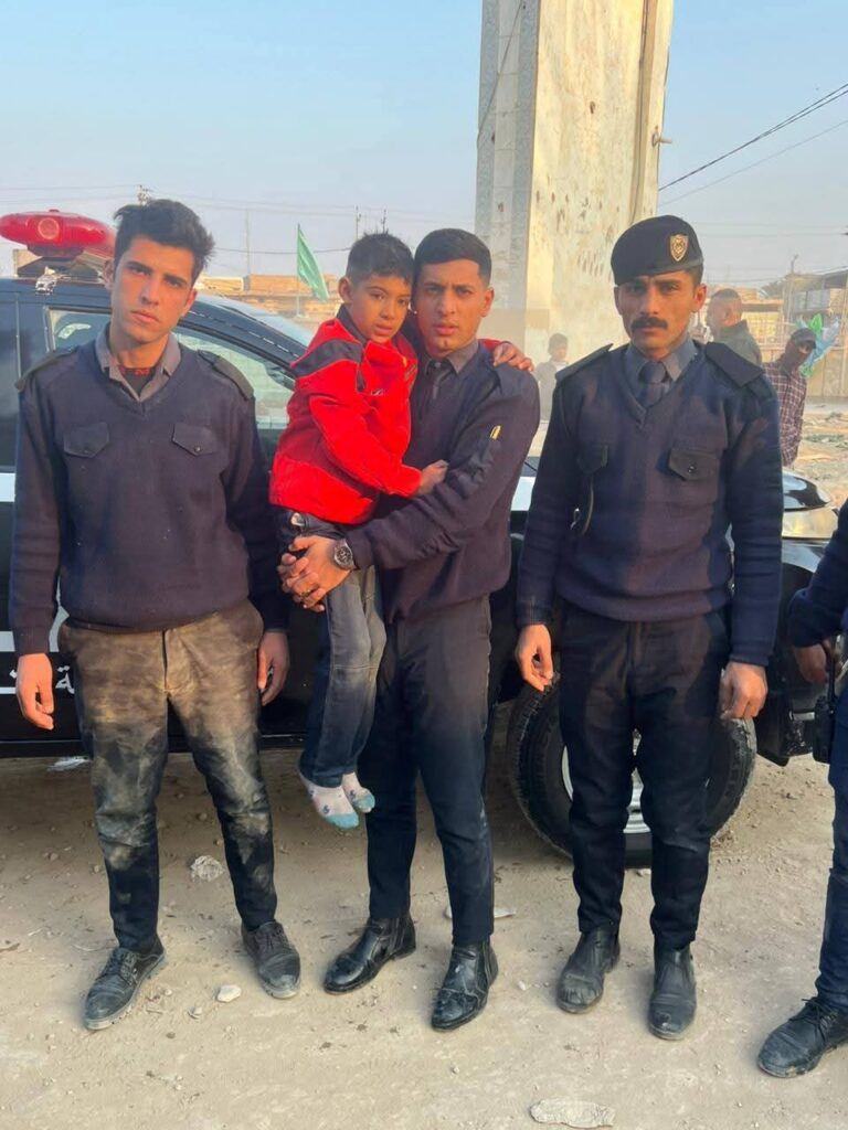 صور: نجدة غماس تنقذ طفلاً سقط في "منهولة" أثناء عودته من المدرسة