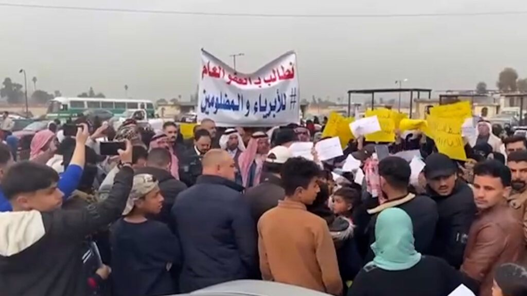 "أطلقوا سراح الأبرياء والمظلومين".. تظاهرة لعوائل المحكومين في الموصل (فيديو)