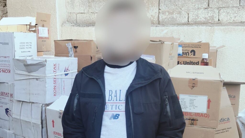 صور: مداهمة منزل في الحسينية والعثور على كميات كبيرة من الأدوية التالفة
