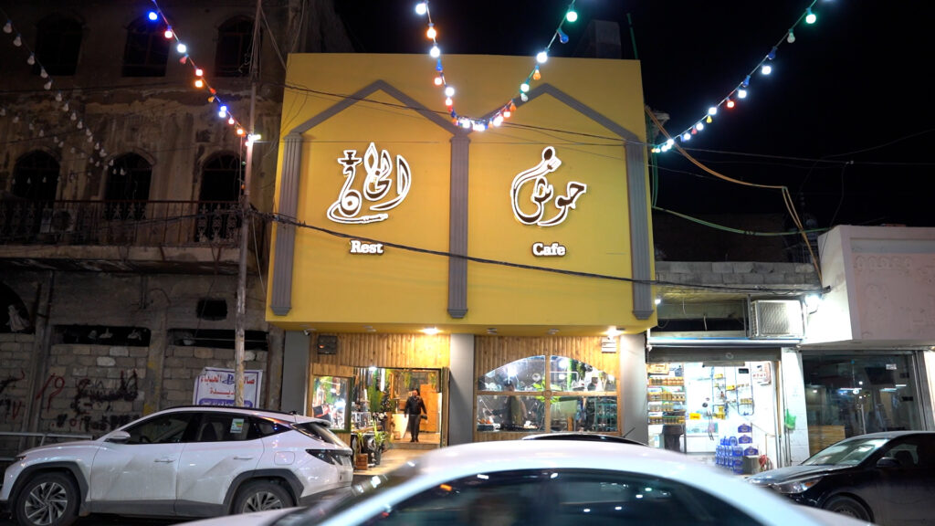 "حوش الخان" إضاءته ساحرة.. بناه مهندس الكنيسة وملأه أهل بغداد في العطلة
