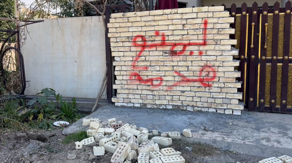 طالبت بتدخل السيستاني.. بغدادية استيقظت صباحاً فوجدت جداراً يغلق بابها!