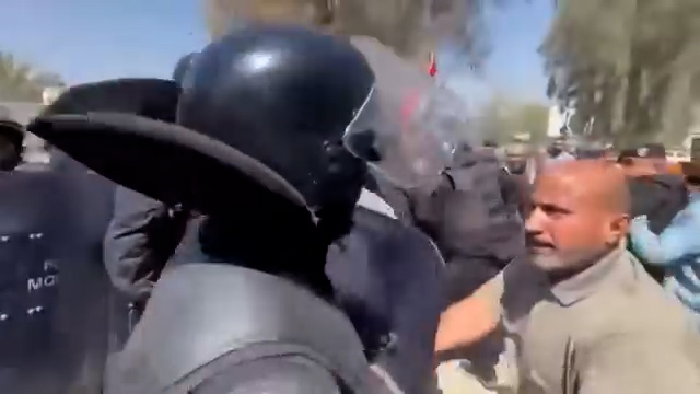 فض اعتصام مزارعي الديوانية بالقوة.. اعتقالات ورفع الخيم (فيديو)