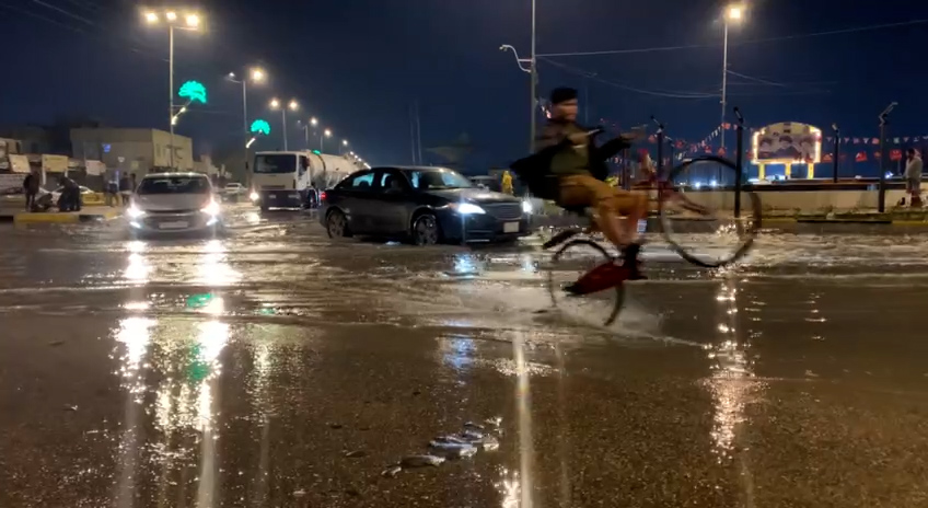 شاهد: شوارع كربلاء تغرق بمياه الأمطار وكوادر البلدية مستمرة بسحبها وفتح خطوط التصريف