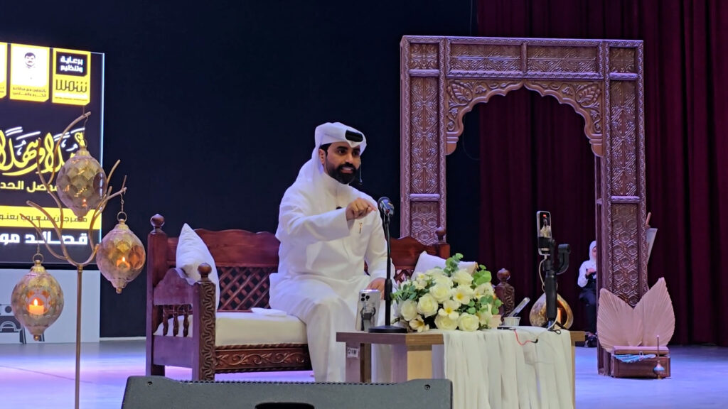 فيديو: شاعر قطري يتغنى بكرم أهل الموصل.. ناصر الوبير ألهب الحماس في مسرح الجامعة