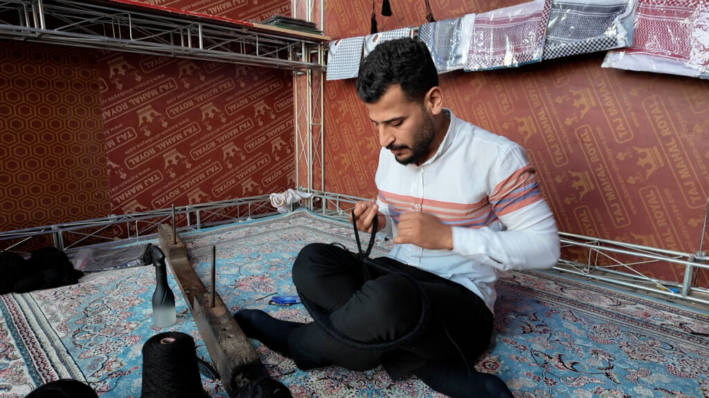 الكوفة تستعرض حرفها القديمة أمام الزوار.. هكذا نصنع "العقال والبستوكة والحِب"