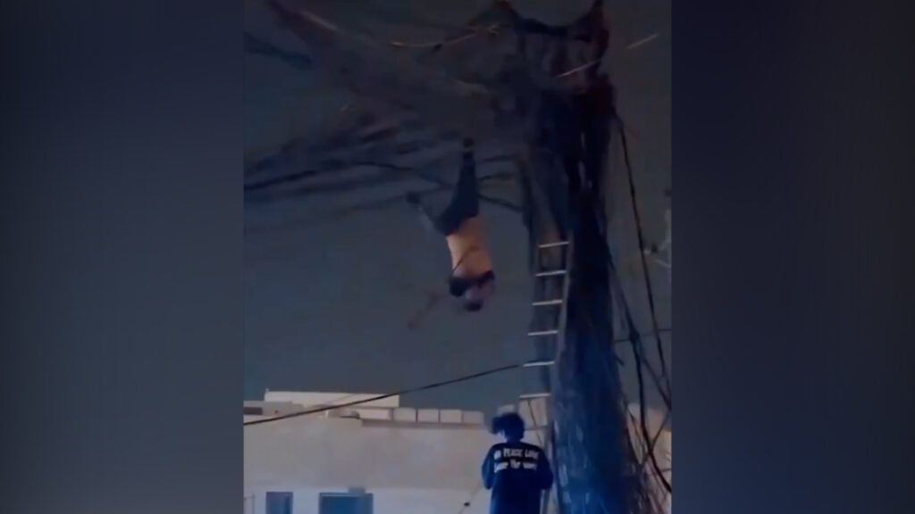 فيديو مؤثر من كربلاء.. شاب يتدلى من أسلاك الكهرباء والدفاع المدني يتدخل