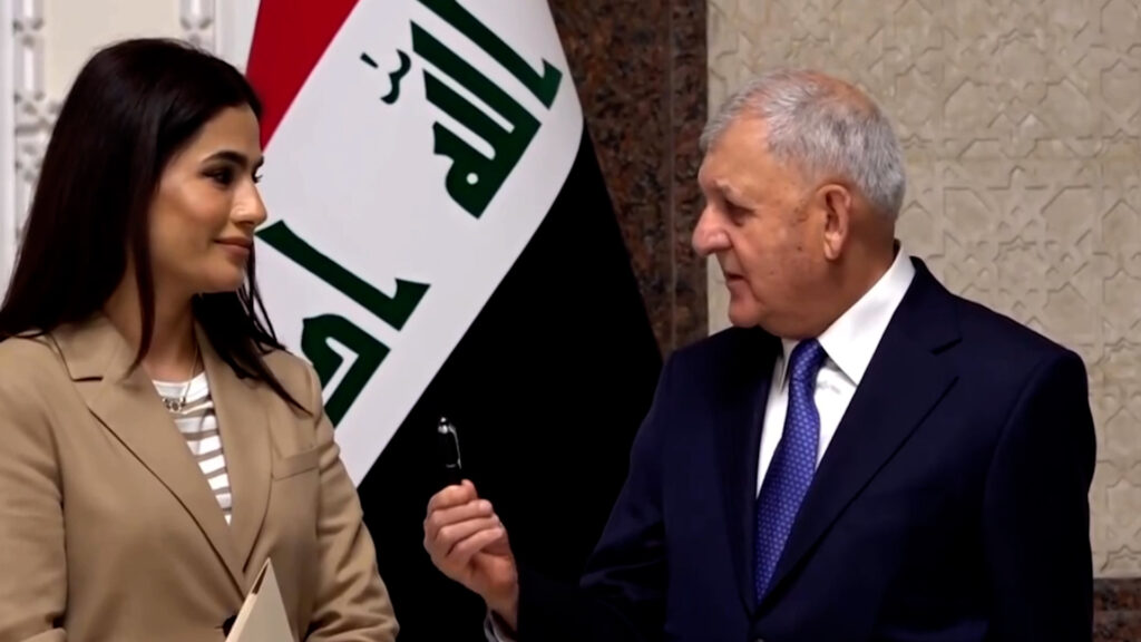 في نفس ساعة القصف.. رشيد يوقع مرسوم حلبجة ويهدي القلم لـ نوخشه (فيديو)