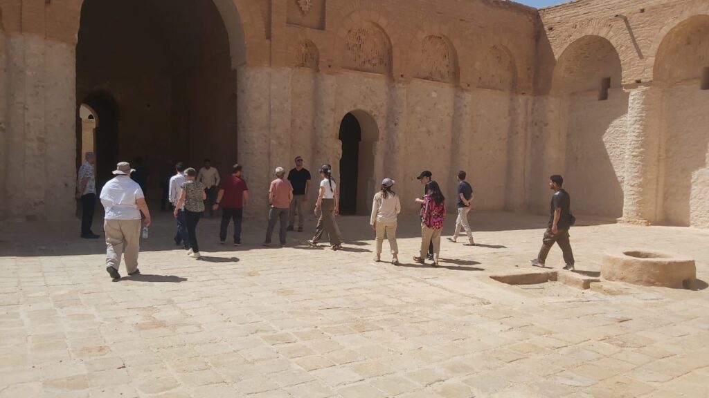 صور: سائحات بلا حجاب في حصن الأخيضر بكربلاء والداخلية توفّر الحماية