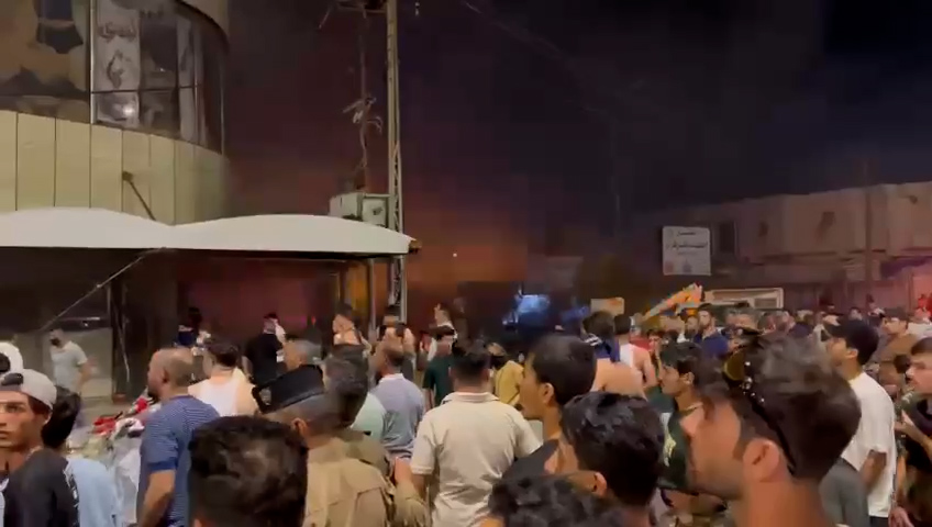 فيديو: حريق كبير يلتهم مجمعاً تجارياً وسط بعقوبة