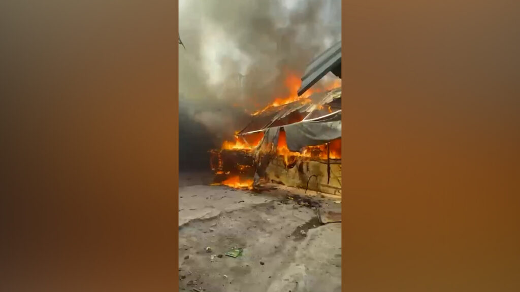 فيديو: النيران تتصاعد من سوق "كعيبر" في مدينة الصدر