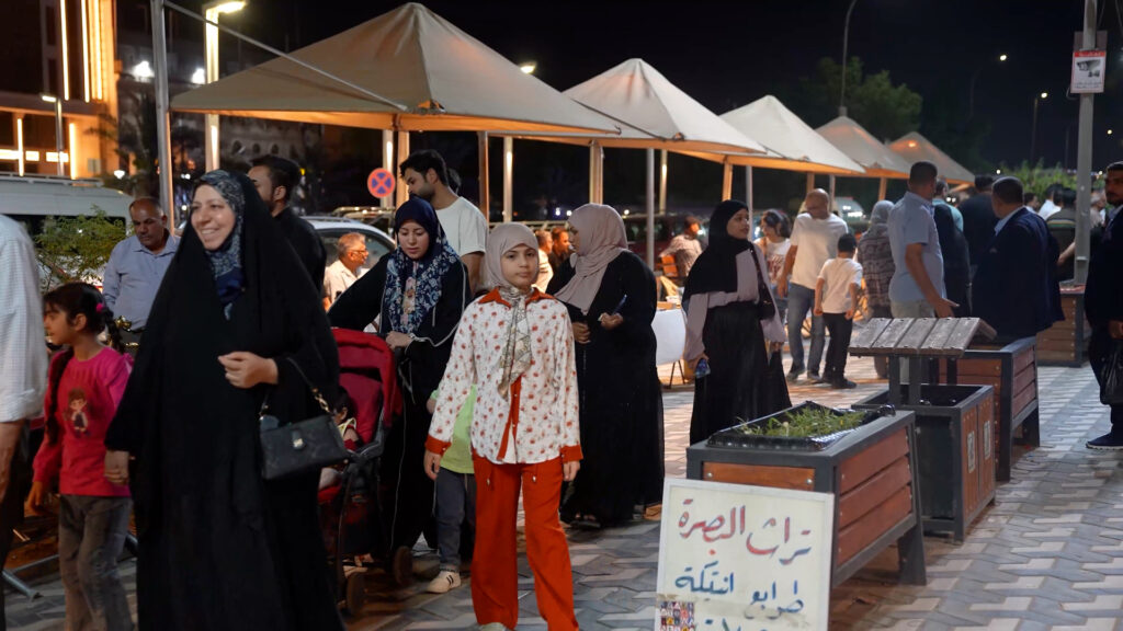 فيديو: المدراء يشترون كتاب "تحسين المخاطبات" من شارع الفراهيدي