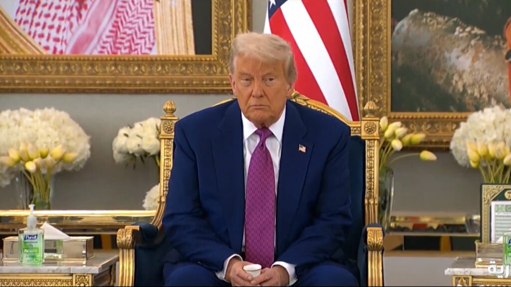 شاهد: ترامب لم يشرب قهوة الضيافة السعودية بل اكتفى بالنظر إليها!