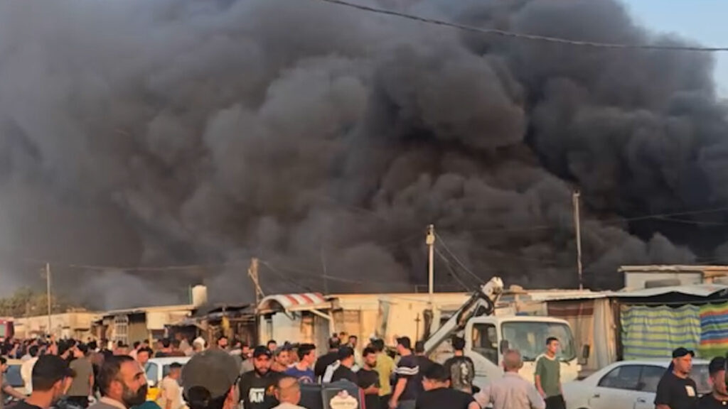 فيديو: حريق كبير يلتهم سوق الشيشان في الكوت والدفاع المدني يدفع بـ6 فرق إطفاء