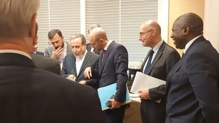 القاهرة تنقل رسائل إيرانية لواشنطن.. ترامب يريد استبدال عباس عراقجي