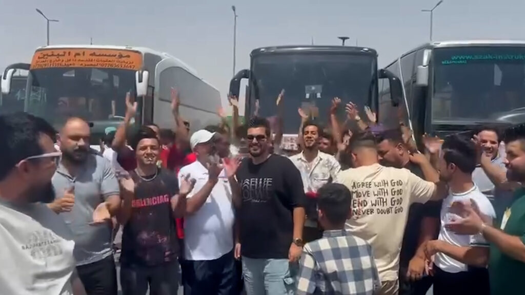 فيديو: رقص وهتافات لمحافظ الديوانية بعد توفيره 3 باصات لنقل الجماهير إلى البصرة