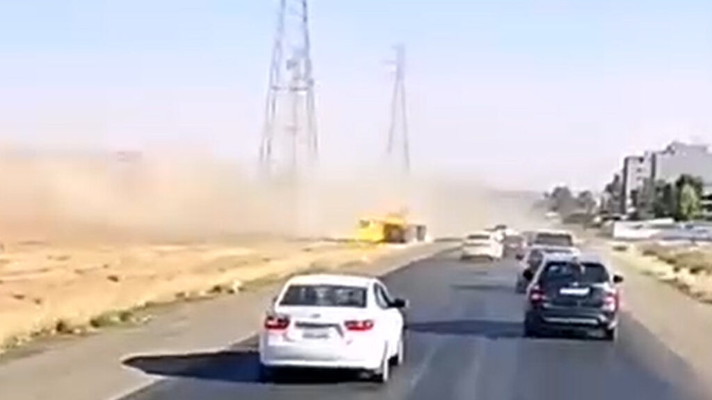 شاهد: احتراق شاحنة وتفحم السائق داخلها على طريق دهوك - موصل