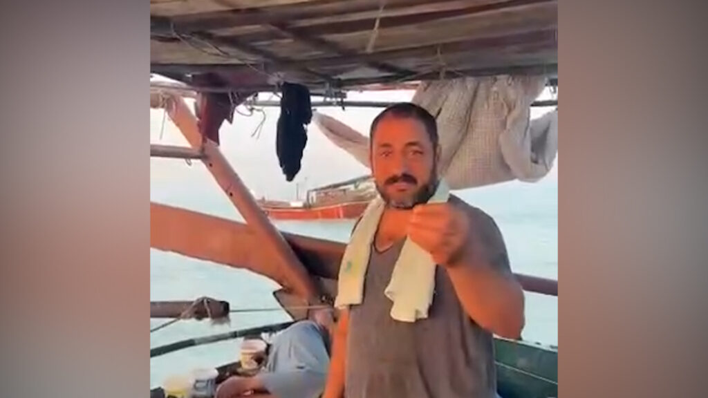 شاهد: 9 سفن إيرانية توغلت قرب البصرة وبحار غاضب في البحر يطلب طردها - عاجل