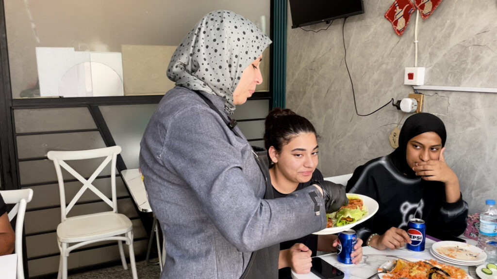 يا فقراء الكرخ اذهبوا إلى "أم فرح".. طعام بخبرة تركيا وأسعار الناصرية