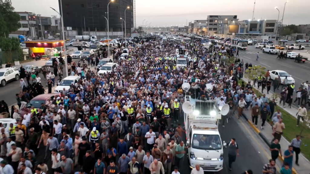 فيديو: الطائفة الشيخية تتحرك "مثل الجيوش" نحو كربلاء بعناصر استطلاع