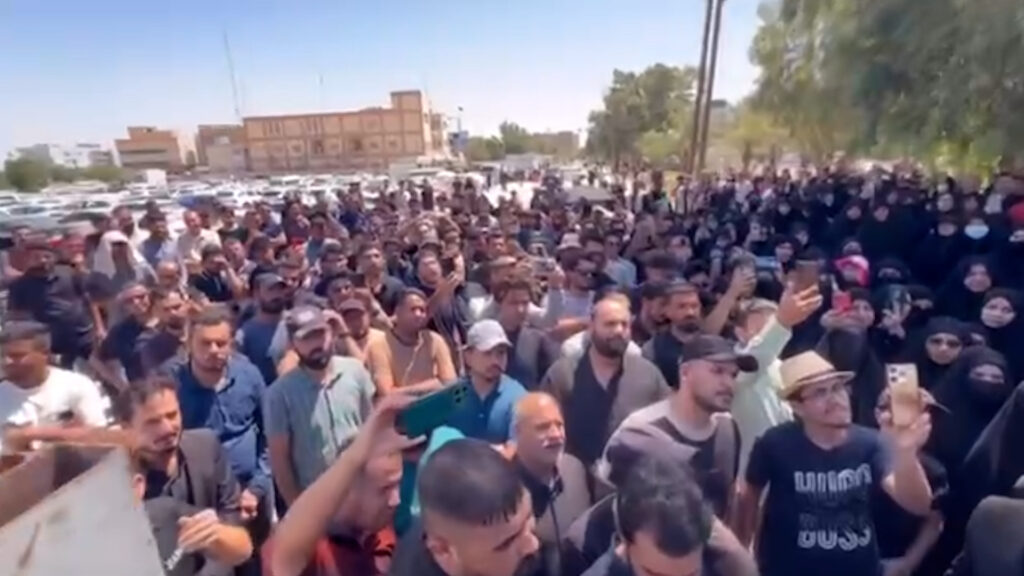 فيديو: تربيو العقود يتظاهرون في النجف ويغلقون بوابة المجلس لبعض الوقت