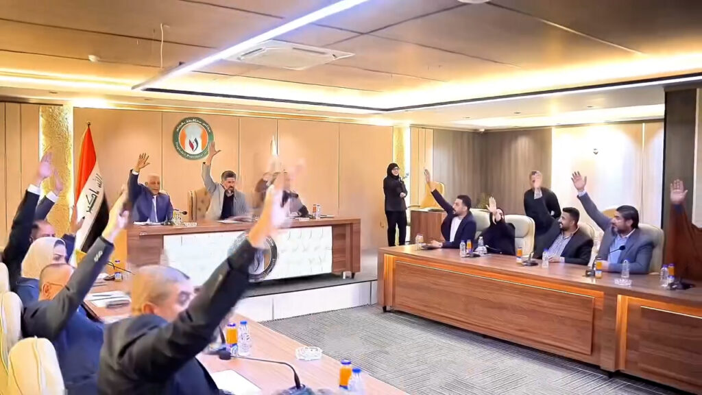 تفاصيل من داخل مجلس بغداد: سحب صلاحيات المحافظ وإحالته إلى التقاعد