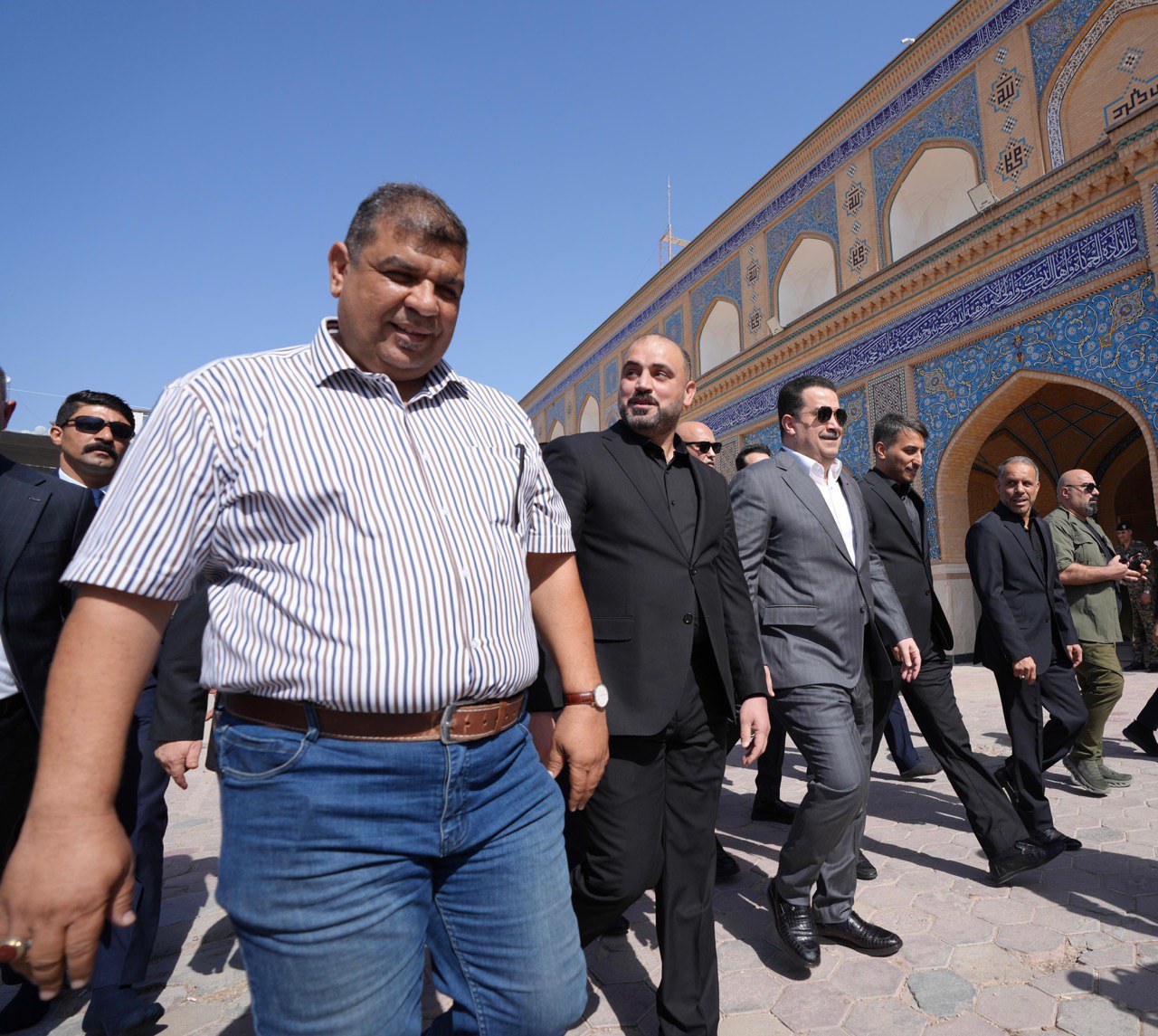 السوداني يؤدي مراسم الزيارة لمرقد الإمام علي في مستهل زيارته للنجف (صور)