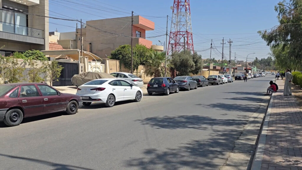 طوابير تمتد كيلومترين وسط حرارة لاهبة.. زحام خانق على بطاقة البنزين في الموصل