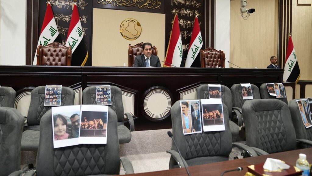 تعليق صور ضحايا فاجعة الكوت أمام منصة رئاسة البرلمان