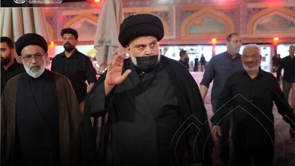 الصدر يدعو ويصلي في مرقد والده ليلة العاشر من محرم (فيديو + صور)