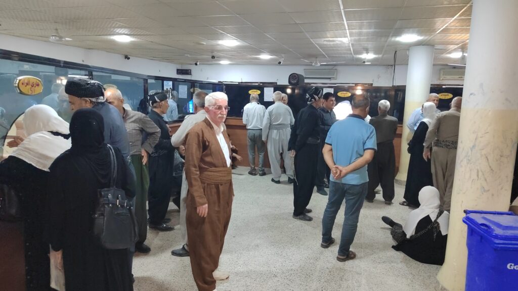 ازدحام في مصارف كردستان مع بدء صرف الوجبة الأولى من رواتب شهر أيار - صور